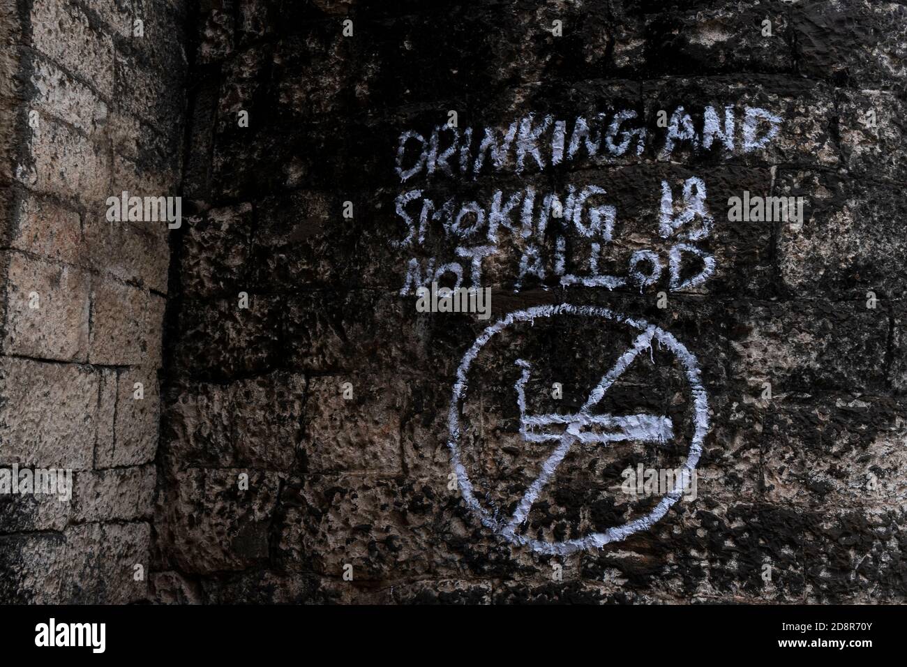 Un gros plan du slogan écrit à la main indien isolé dans fort Wall, Kalaburagi, Karnataka/Inde-octobre 30.2020 Banque D'Images