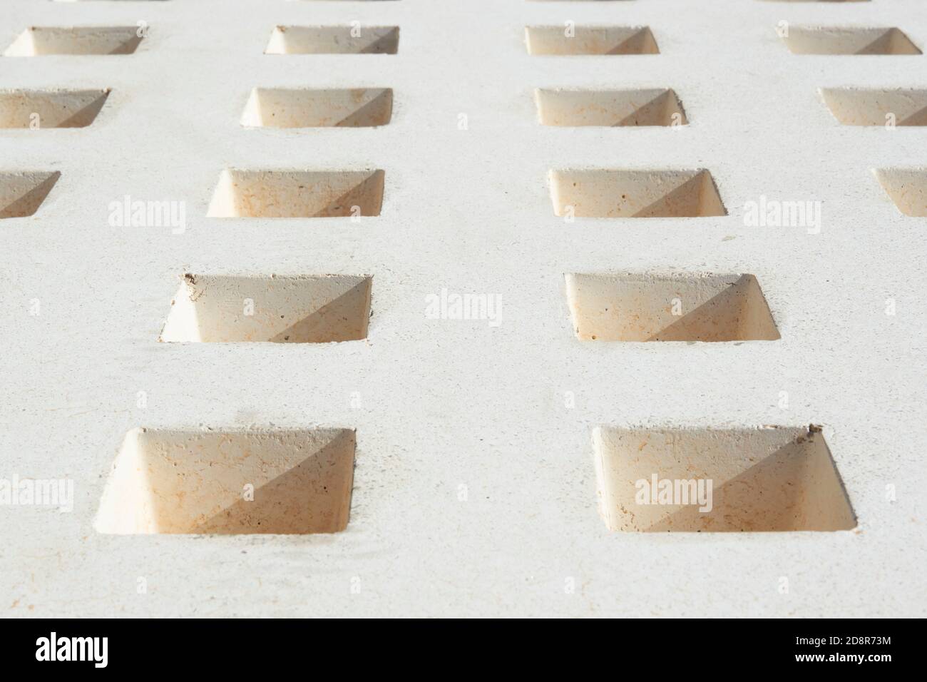 trous dans la pierre blanche d'un banc formant un modèle de carrés. Andalousie, Espagne Banque D'Images