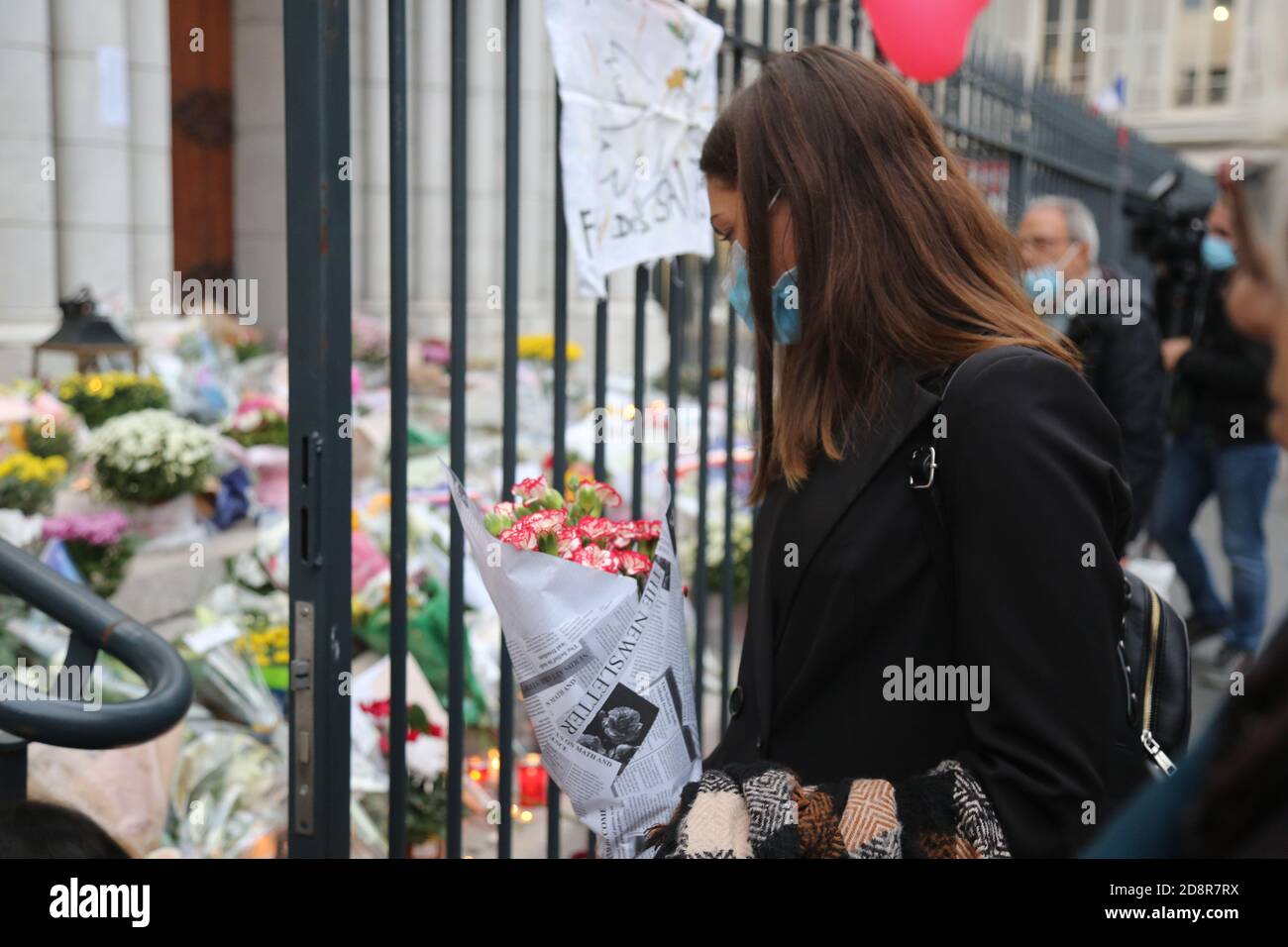 Nice, France. 31 octobre 2020 : Nice, France. 31 octobre 2020. Une vigile se tient à l'extérieur de la basilique notre-Dame de Nice pour rappeler les victimes d'une attaque au couteau à l'église au cours de laquelle trois personnes ont été tuées et plusieurs autres blessées jeudi. Les participants ont déposé des fleurs pour se souvenir des victimes et ont écrit des messages condamnant la "barbarie de l'attaque" et défendant les valeurs fondamentales de la république. Crédit : ZUMA Press, Inc./Alay Live News Banque D'Images