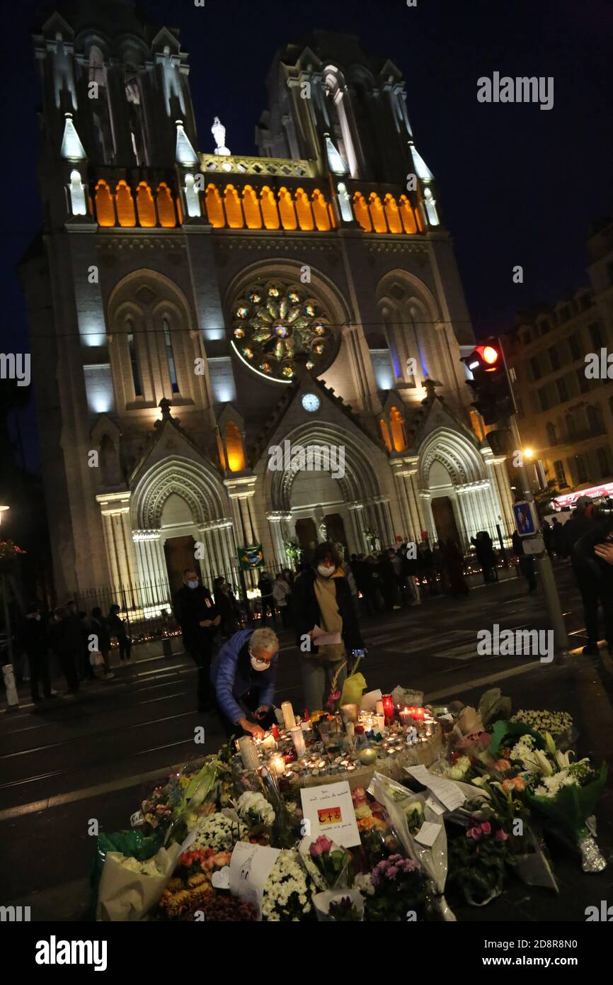 Nice, France. 31 octobre 2020 : Nice, France. 31 octobre 2020. Une vigile se tient à l'extérieur de la basilique notre-Dame de Nice pour rappeler les victimes d'une attaque au couteau à l'église au cours de laquelle trois personnes ont été tuées et plusieurs autres blessées jeudi. Les participants ont déposé des fleurs pour se souvenir des victimes et ont écrit des messages condamnant la "barbarie de l'attaque" et défendant les valeurs fondamentales de la république. Crédit : ZUMA Press, Inc./Alay Live News Banque D'Images