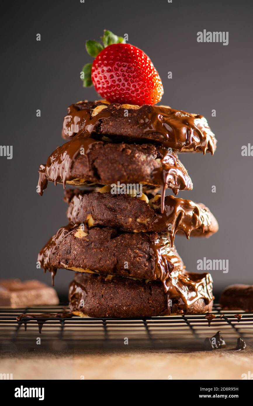 Pile de délicieux biscuits au chocolat, fond de nourriture. Banque D'Images