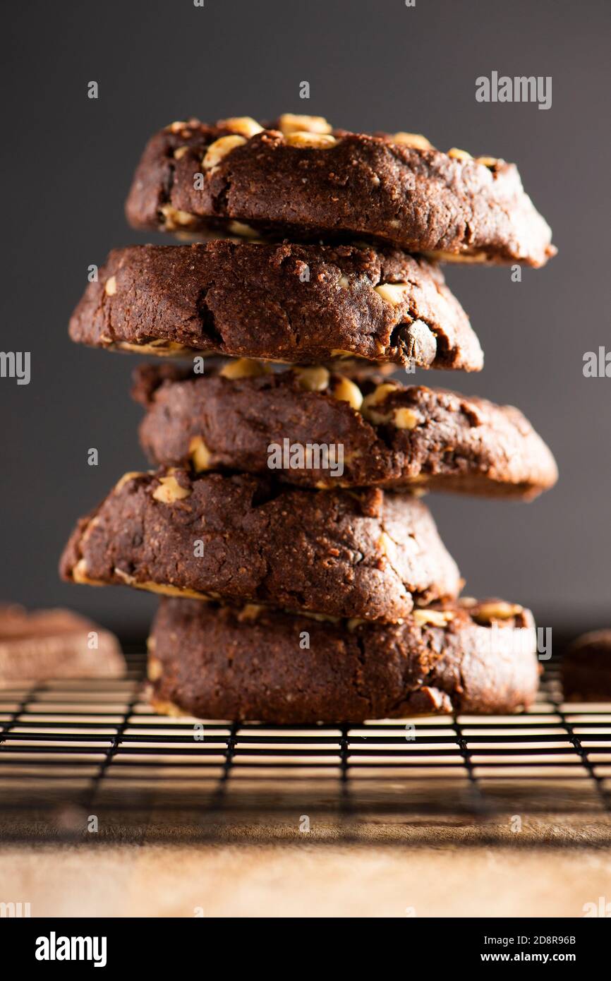 Pile de délicieux biscuits au chocolat, fond de nourriture. Banque D'Images