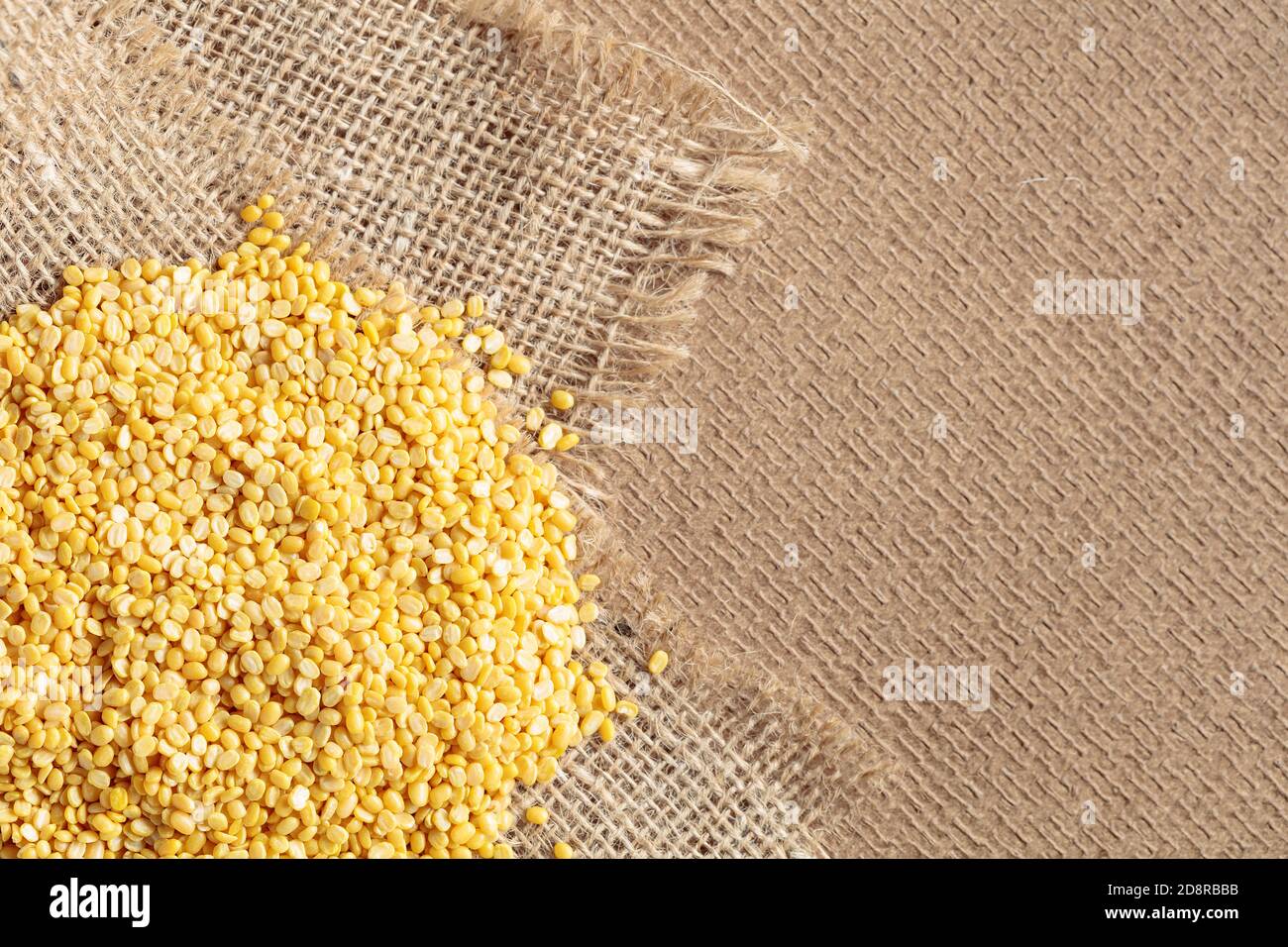Yellow lentil lens culinaris dried lentils Banque de photographies et  d'images à haute résolution - Alamy