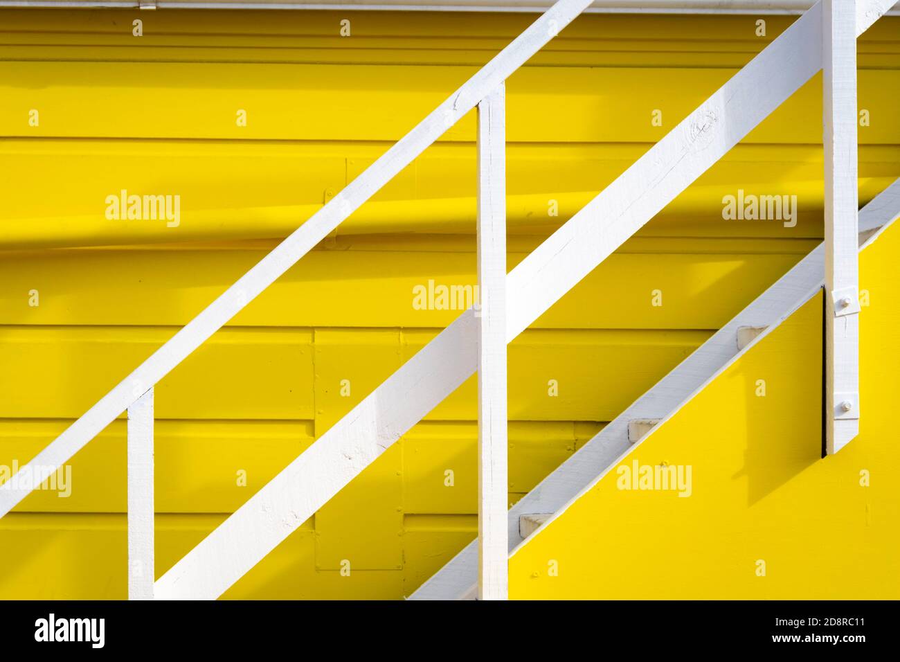 Main courante blanche et mur jaune, Newtown, Wellington, Île du Nord, Nouvelle-Zélande Banque D'Images