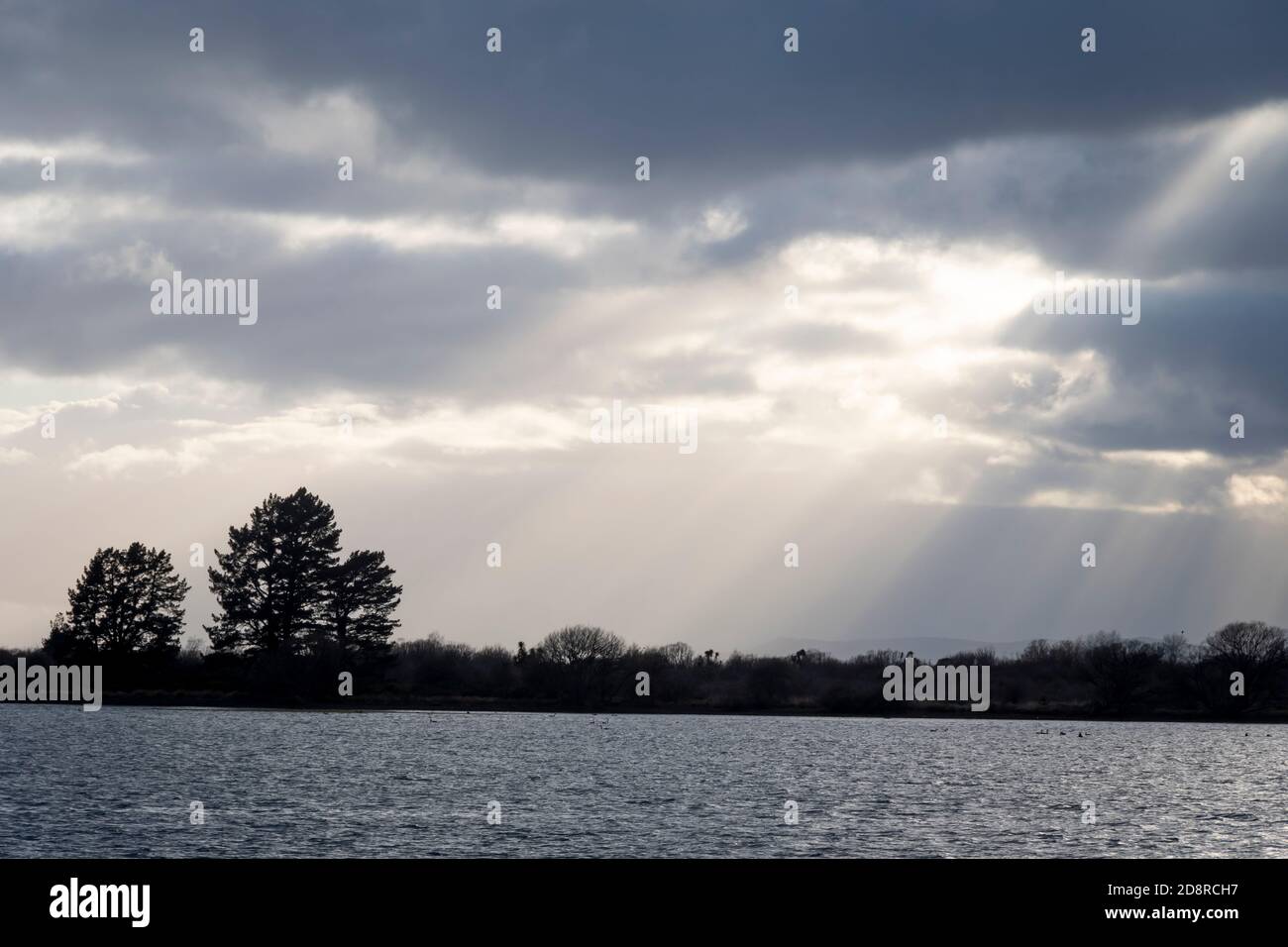 Rayons du soleil qui brillent à travers des nuages sombres au-dessus du lac Taupo, Tokaanu, près de Turangi, Île du Nord, Nouvelle-Zélande Banque D'Images