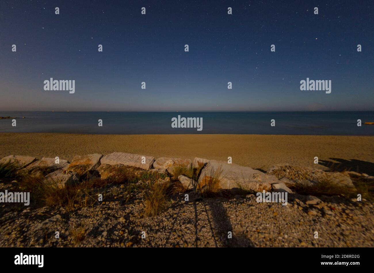 Plage et mer la nuit avec ciel étoilé Banque D'Images