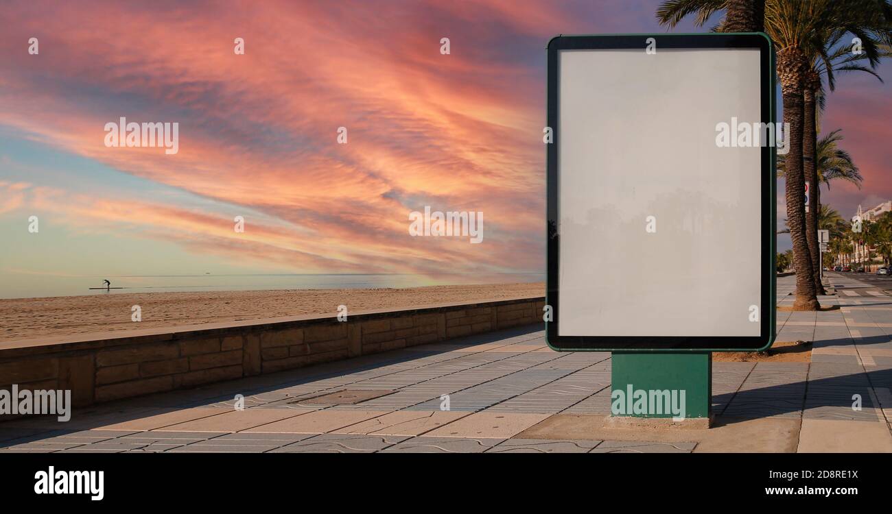 Blank billboard rectangulaire dans la plage des maquettes Banque D'Images