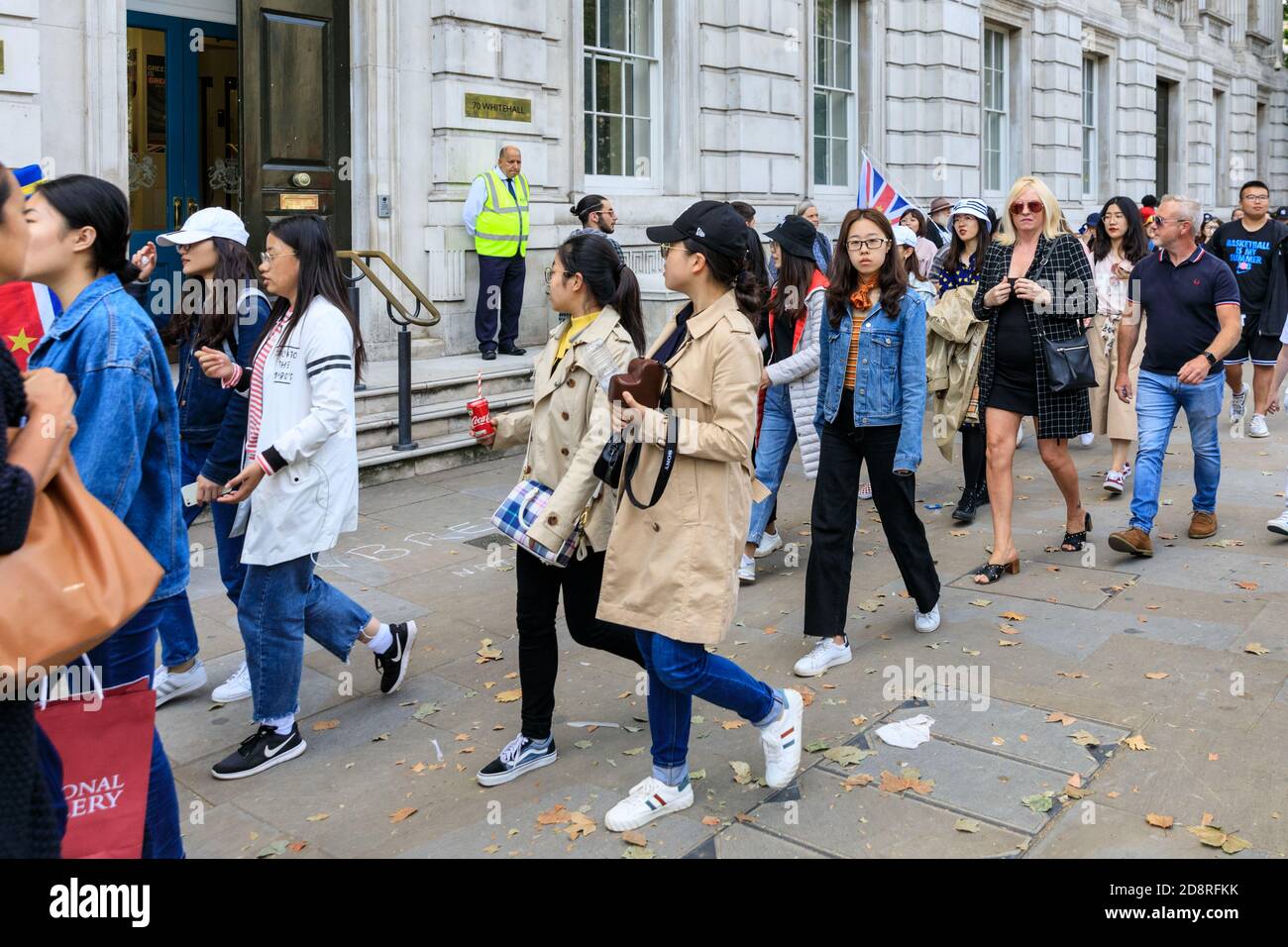 Les touristes se promo à l'extérieur du Cabinet Office à Whitehall, Westminster, Londres, Royaume-Uni Banque D'Images