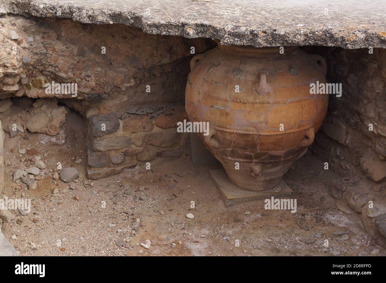 Vue sur le site archéologique de Phaistos en Crète, Grèce : un pot de stockage - octobre 2018 Banque D'Images