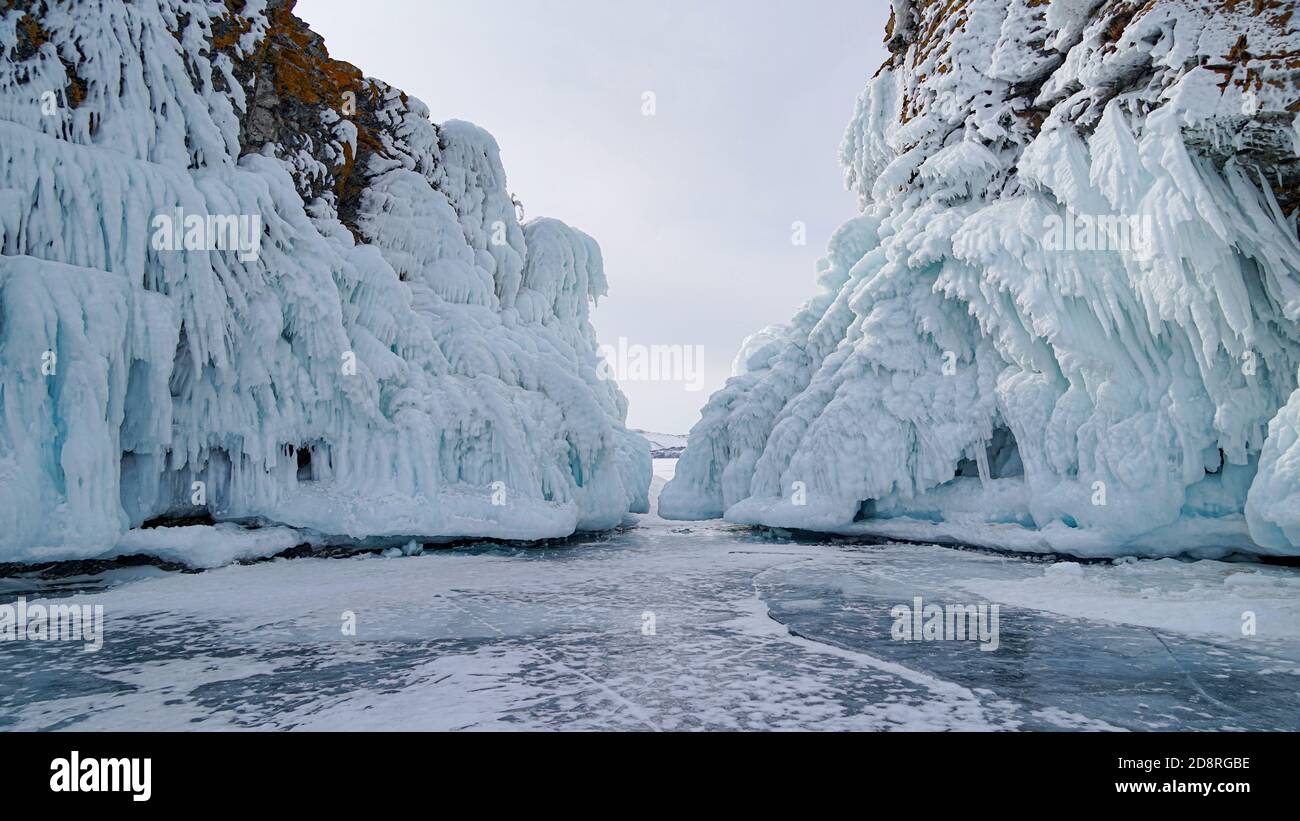 L'eau gelée éclabousse l'île d'Olkhon sur le lac Baikal Banque D'Images