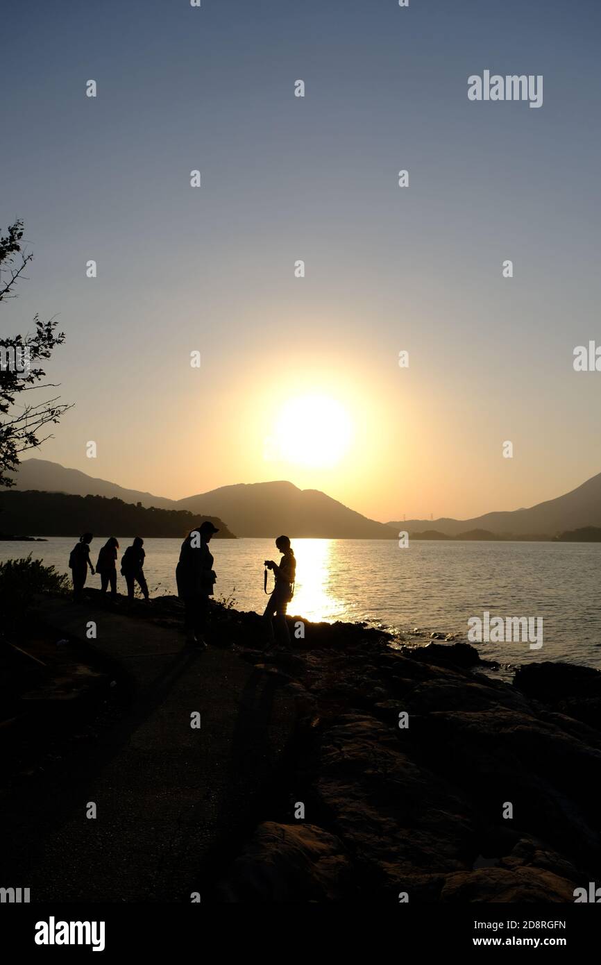 Contre-jour, contre lumière du jour, contre-jour, soleil, Silhouetting, heureux, rire, joie, amis, Explorer, au bord de la mer, mer au ciel, coucher de soleil, skinny, gras, Banque D'Images