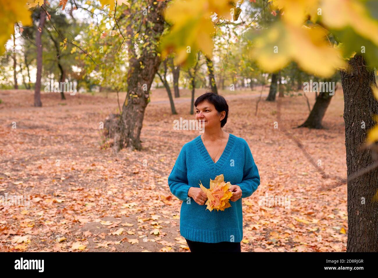 Belle femme caucasienne marchant à l'extérieur en automne. Banque D'Images