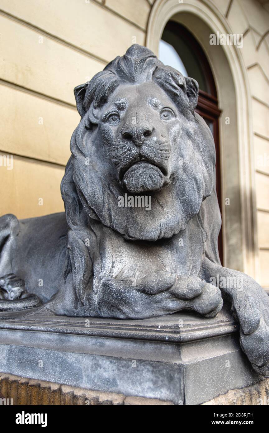 statue en bronze décorative d'un lion mâle devant un bâtiment Banque D'Images