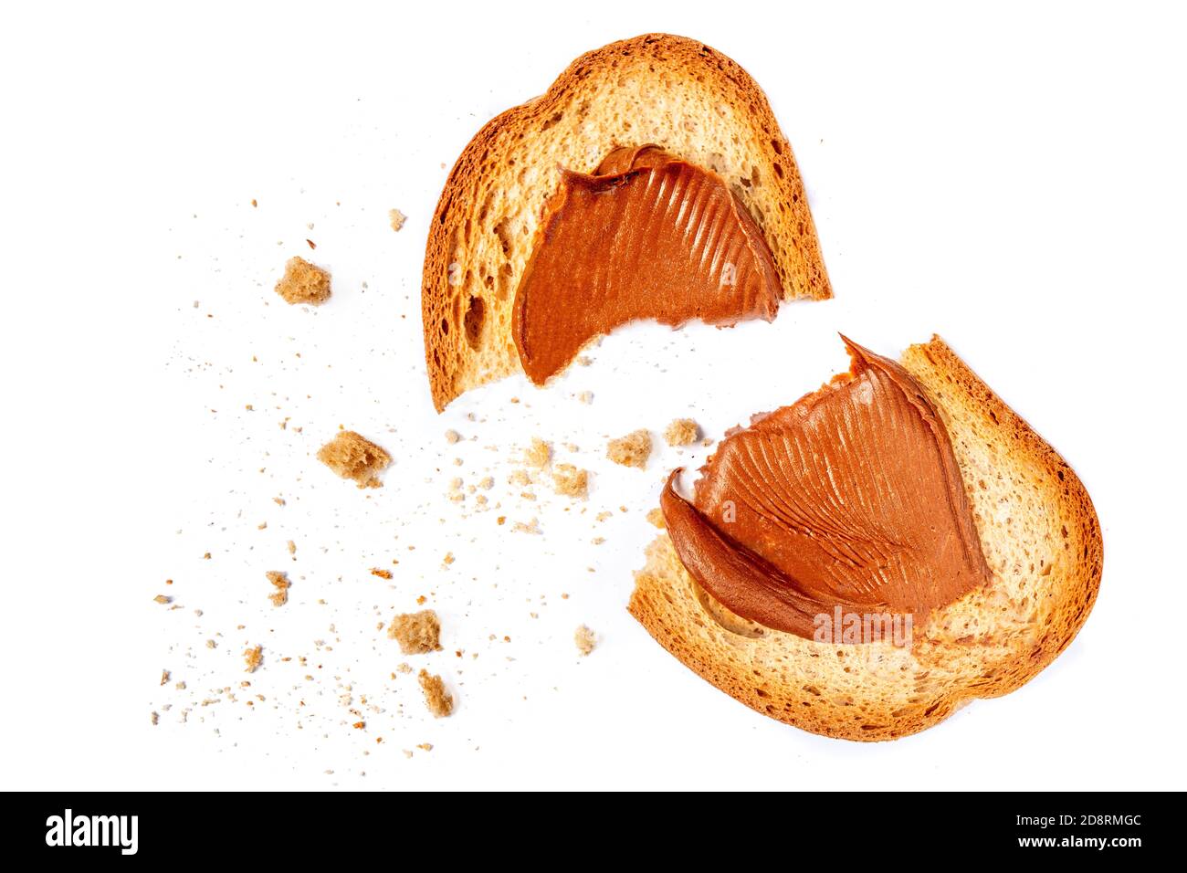 Le caramel au chocolat tourbillonnerait sur une tranche de pain grillée isolée sur fond blanc, vue du dessus Banque D'Images