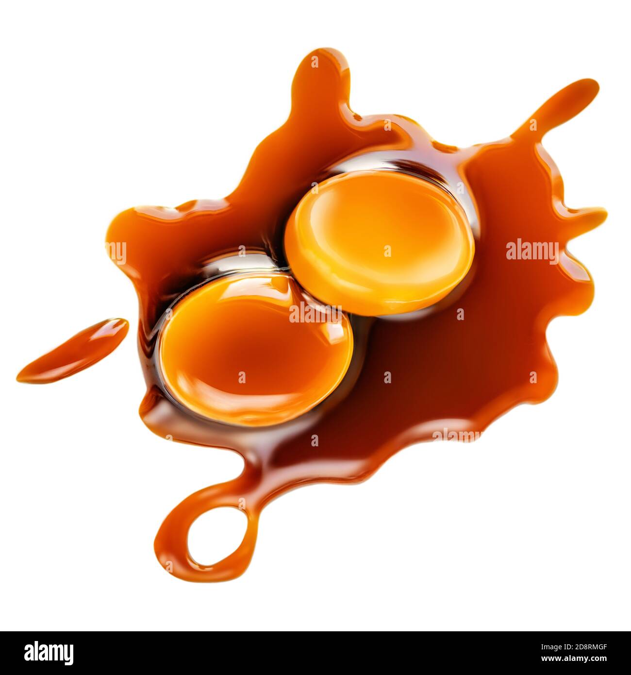 Sucreries sucrées avec garniture caramel isolées sur fond blanc. Toffee avec sauce caramel gros plan. Vue de dessus. Banque D'Images