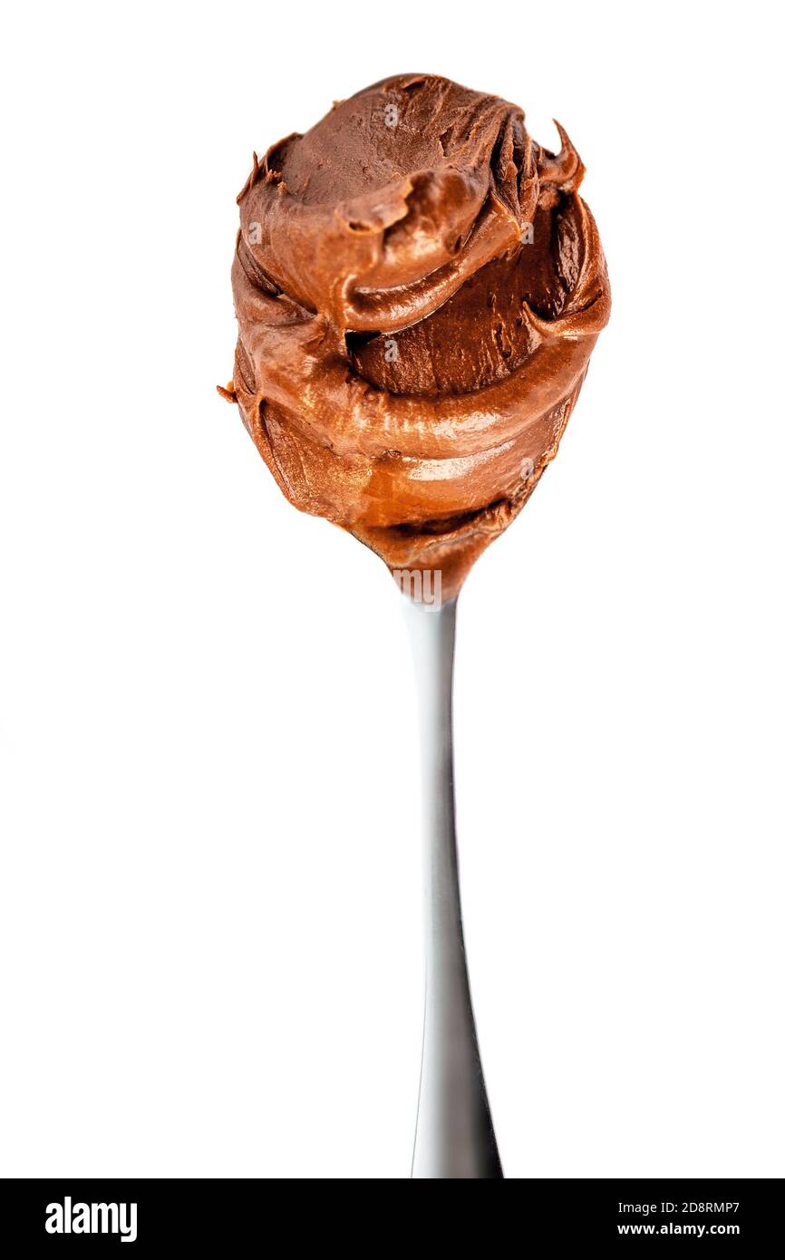 Tourbillon caramel dans une cuillère isolée sur fond blanc, vue de dessus. Toffee sauce caramel gros plan, vue de dessus Banque D'Images