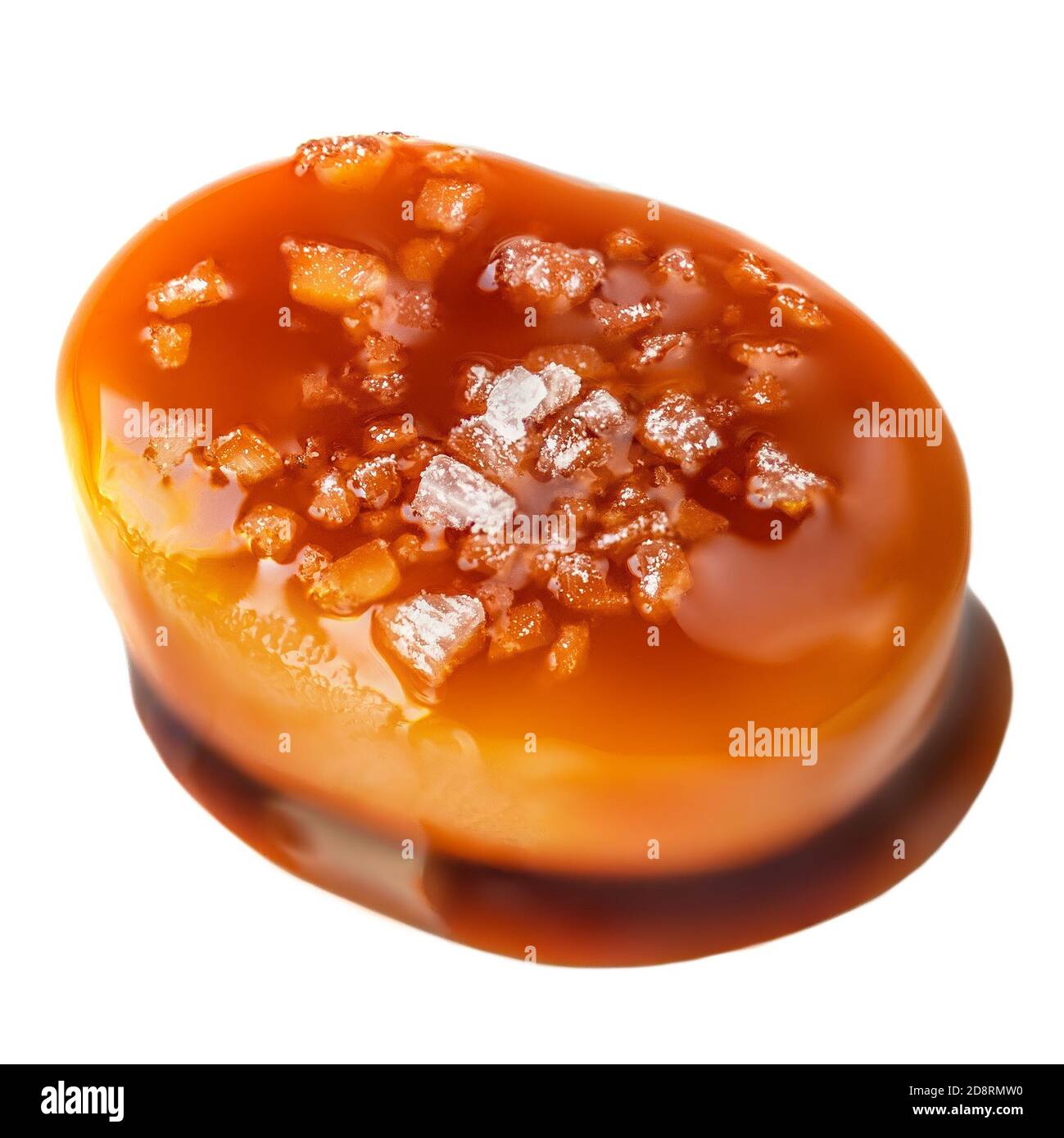 Sucreries sucrées avec garniture au caramel salé isolées sur fond blanc. Toffee à la sauce caramel gros plan Banque D'Images