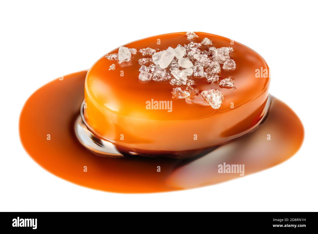 Sucreries sucrées avec garniture au caramel salé isolées sur fond blanc. Toffee à la sauce caramel gros plan Banque D'Images