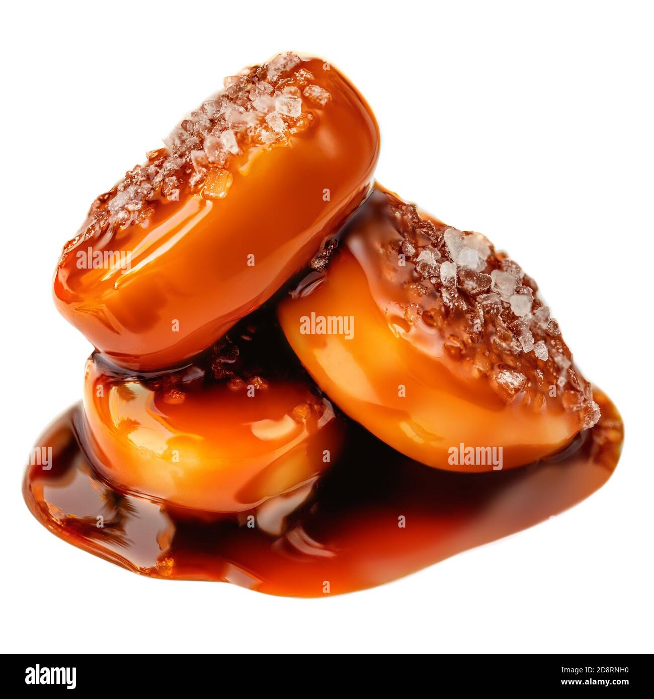 Bonbons Toffee isolés. Bonbons au caramel avec sauce isolée sur fond blanc gros plan Banque D'Images