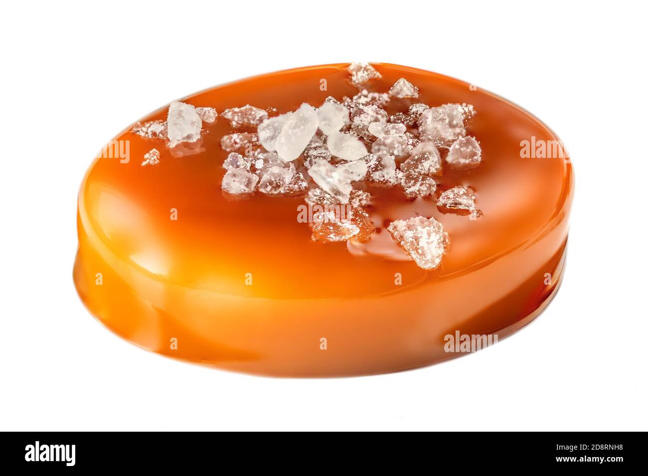 Sucreries sucrées avec garniture au caramel salé isolées sur fond blanc. Toffee avec sauce caramel gros plan Banque D'Images