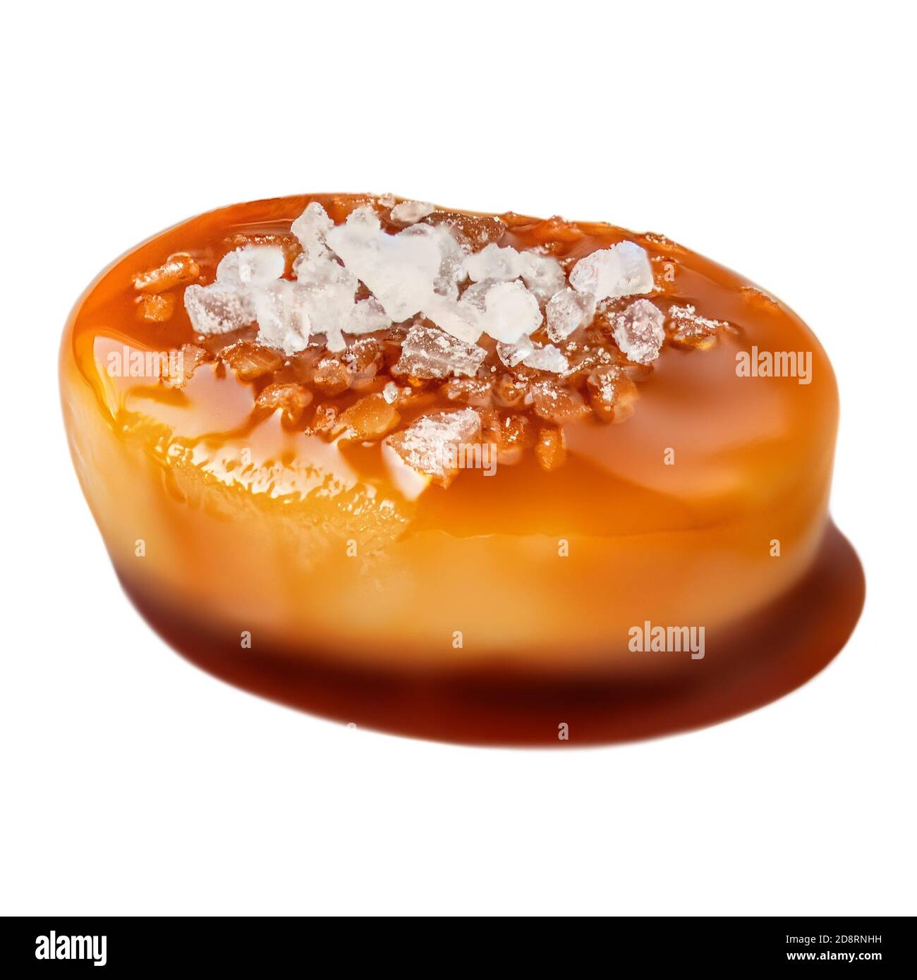Sucreries sucrées avec garniture au caramel salé isolées sur fond blanc. Caramel avec sauce macro Banque D'Images