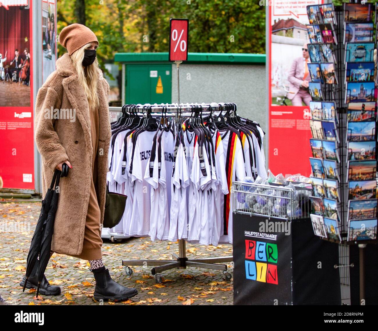 Berlin, Allemagne. 31 octobre 2020. Heidi Klum regarde une boutique de souvenirs près du Reichstag. Credit: dpa/Alay Live News Banque D'Images