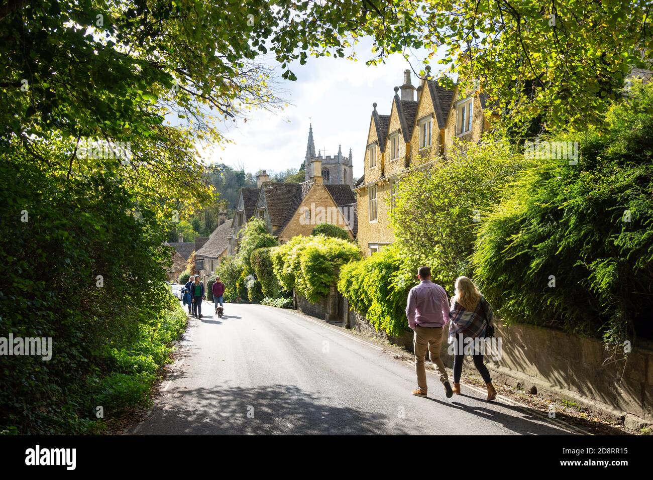 Vue sur le village, la rue, le château de Combe, Wiltshire, Angleterre, Royaume-Uni Banque D'Images