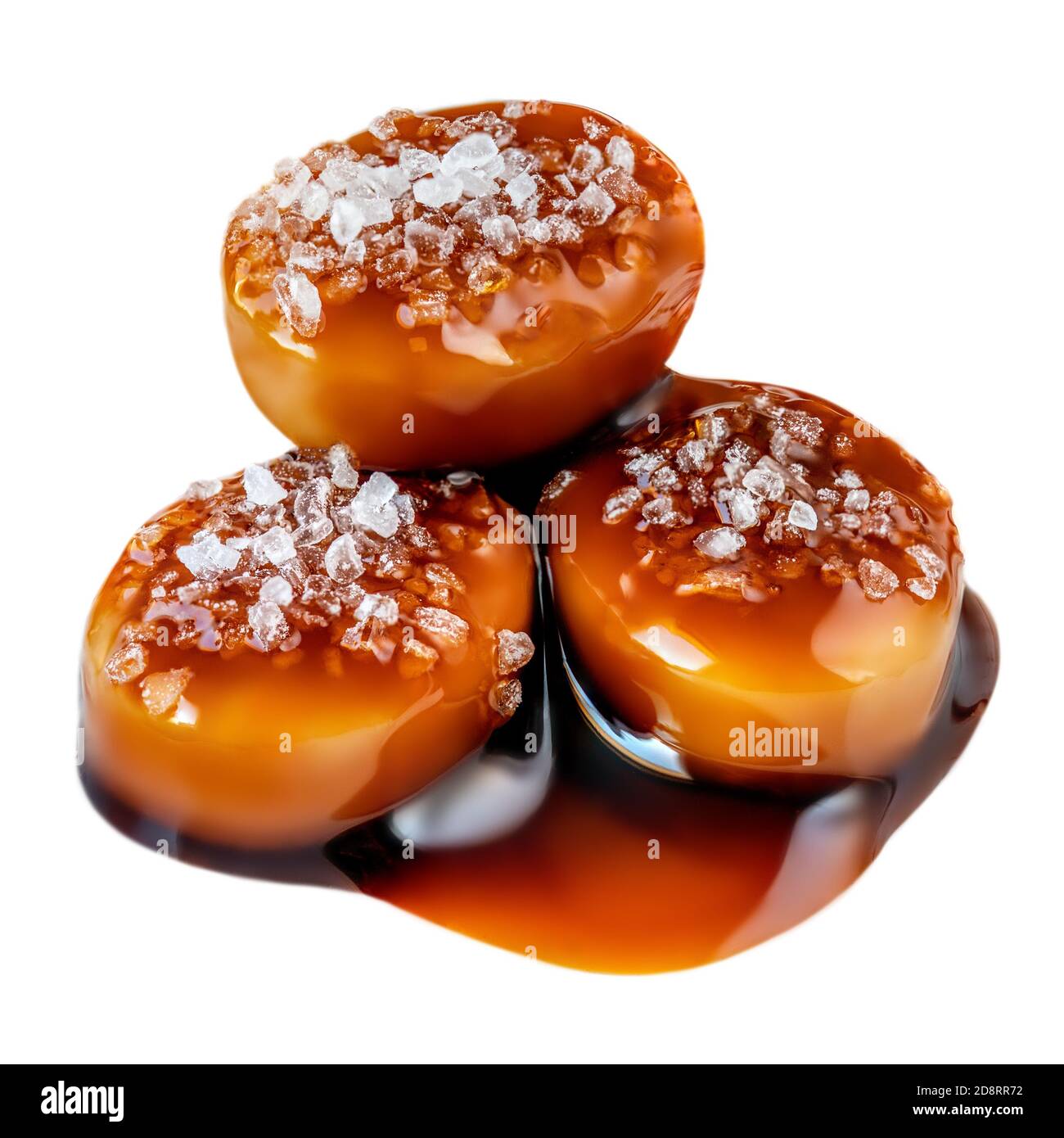 Bonbons salés au caramel avec sauce au caramel isolés sur fond blanc de près. Banque D'Images