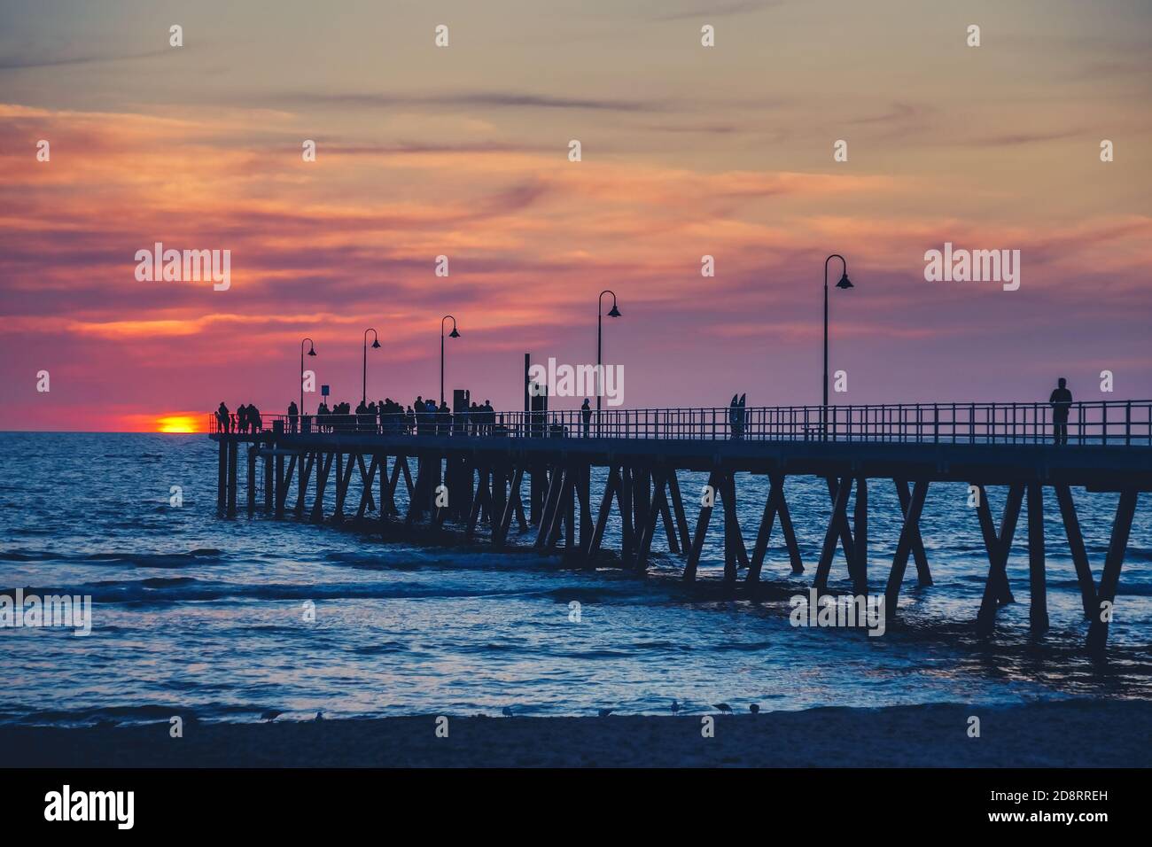 Glenelg Jetty avec des gens au coucher du soleil, Australie méridionale Banque D'Images