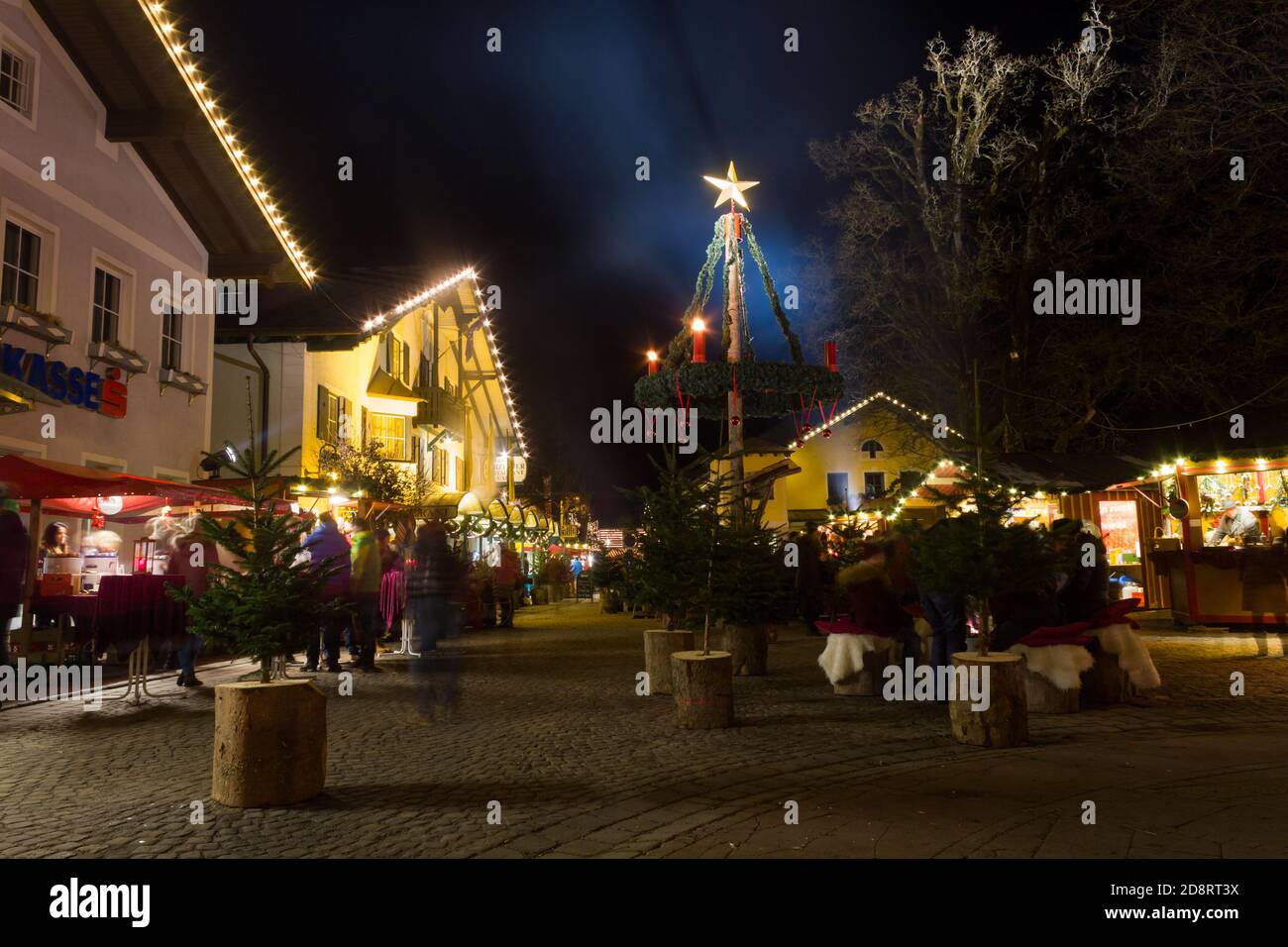 Marché de noël traditionnel en Autriche avec plusieurs étals et grande couronne de l'Avent dans le centre (Altenmarkt im Pongau, Comté de Salzbourg) Banque D'Images