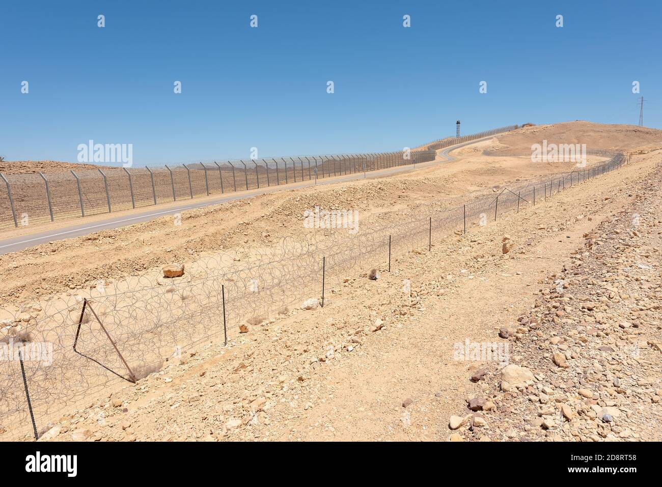 La frontière israélienne avec l'Égypte dans le désert du Néguev. Banque D'Images