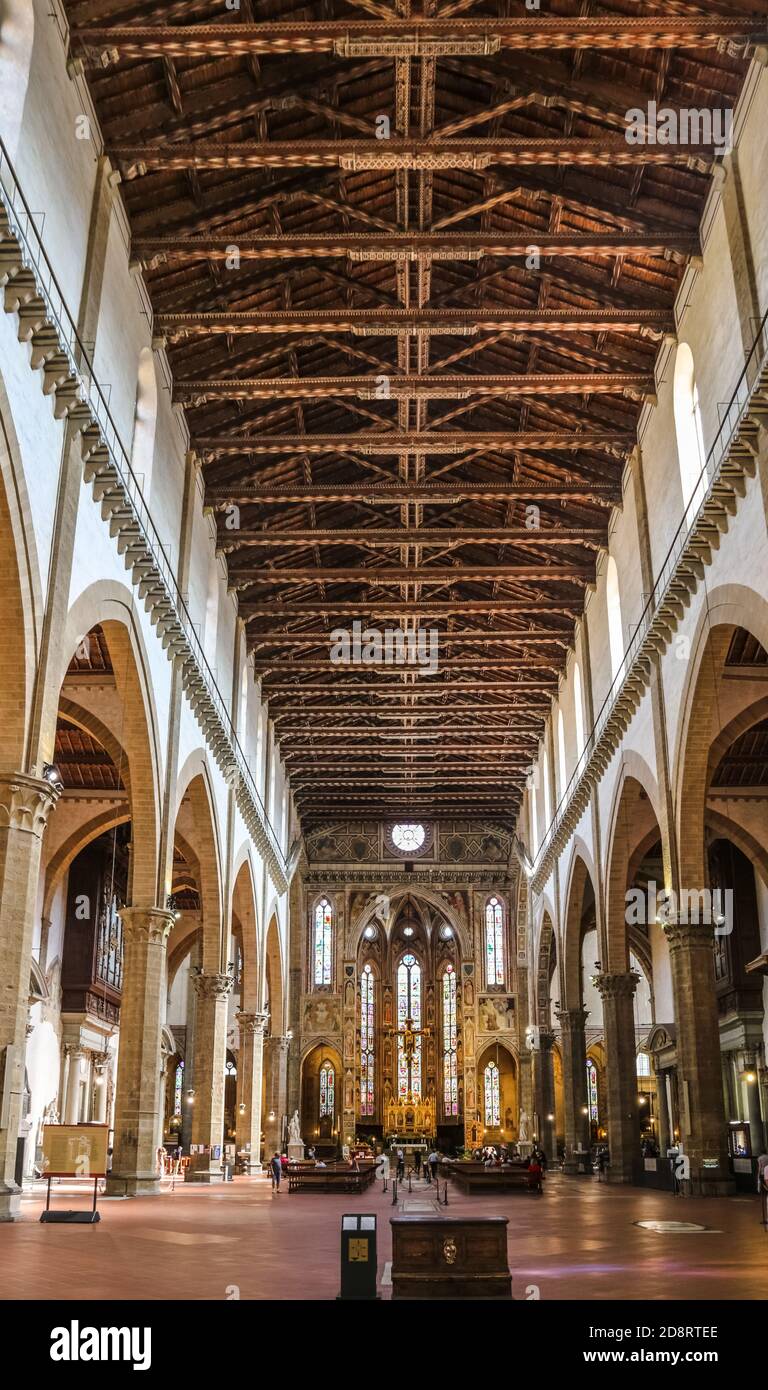 Belle vue sur la longue et impressionnante nef, du prie-dieu à la chapelle principale de l'abside, avec les magnifiques poutres de plafond en bois à l'intérieur de la célèbre... Banque D'Images