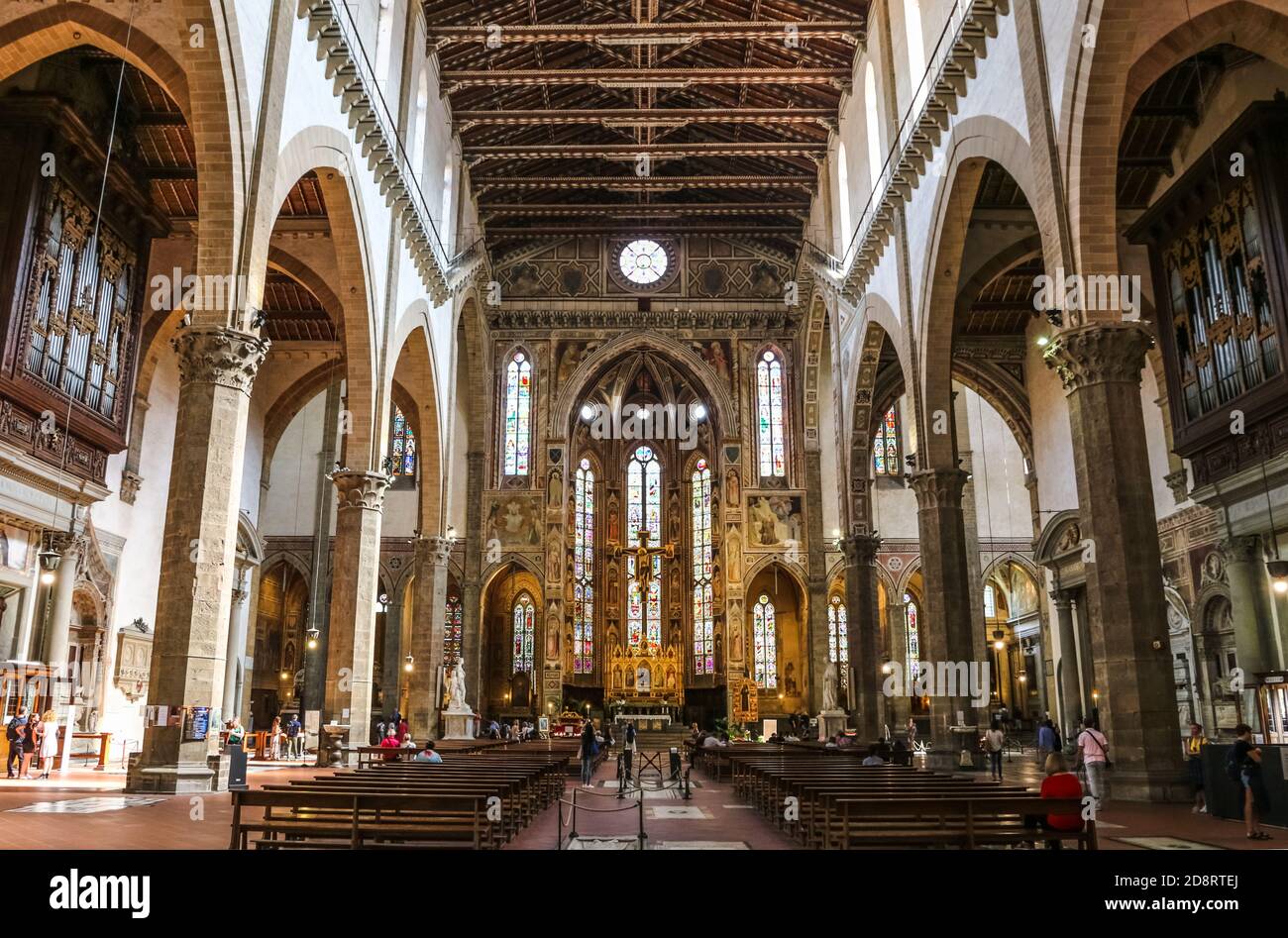 Belle vue de la nef au transept, au choeur et à l'abside avec la chapelle principale à l'intérieur de la célèbre basilique de Santa Croce à Florence, en Toscane, en Italie. Banque D'Images