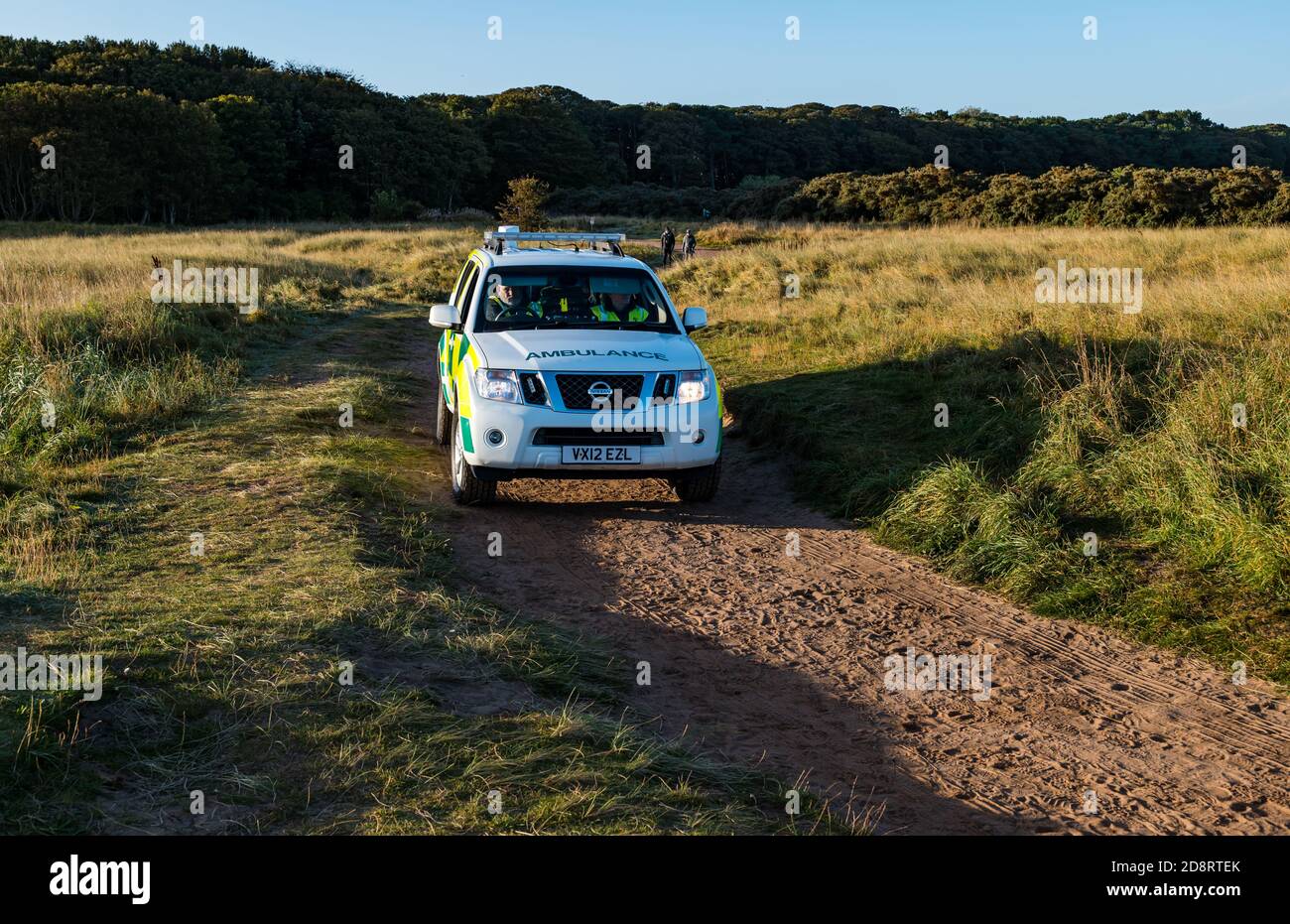 Équipage d'ambulance rivant un 4x4 sur une piste sablonneuse jusqu'à la plage, Yellowcraig, East Lothian, Écosse, Royaume-Uni Banque D'Images