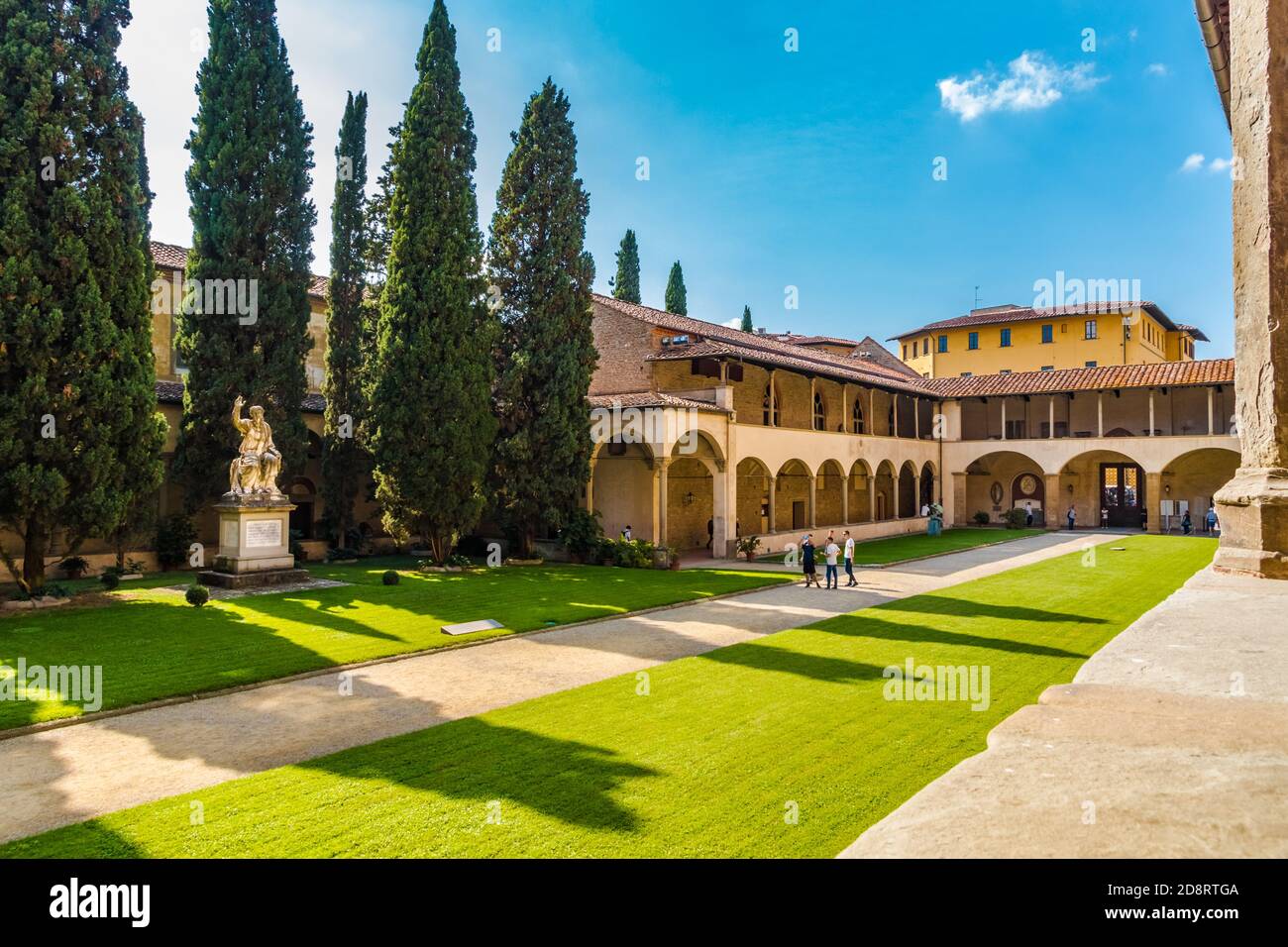 Vue splendide donnant sur le premier cloître avec le monument 'Dieu le Père' de Bartolommeo Bandinelli, le réfectoire et la sortie de la Basilique... Banque D'Images
