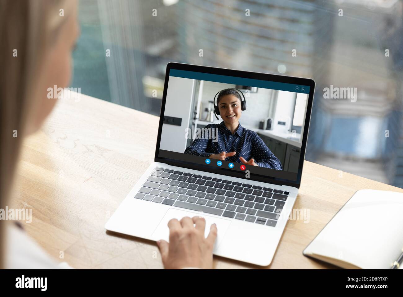 Gros plan sur la vue arrière femme d'affaires discutant en ligne avec un collègue indien Banque D'Images