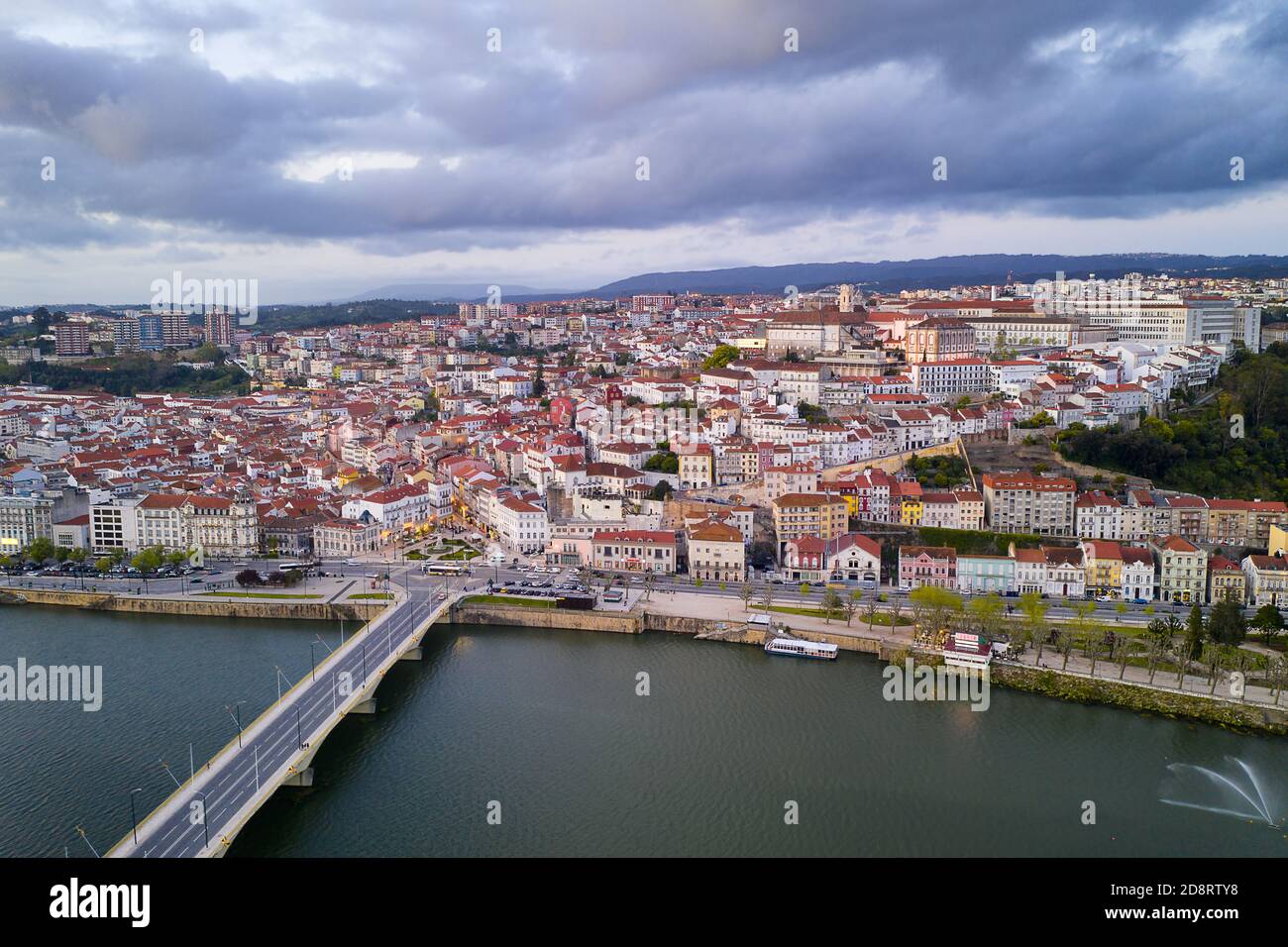 Coimbra drone vue aérienne de la ville au coucher du soleil avec la rivière Mondego et de beaux bâtiments historiques, au Portugal Banque D'Images