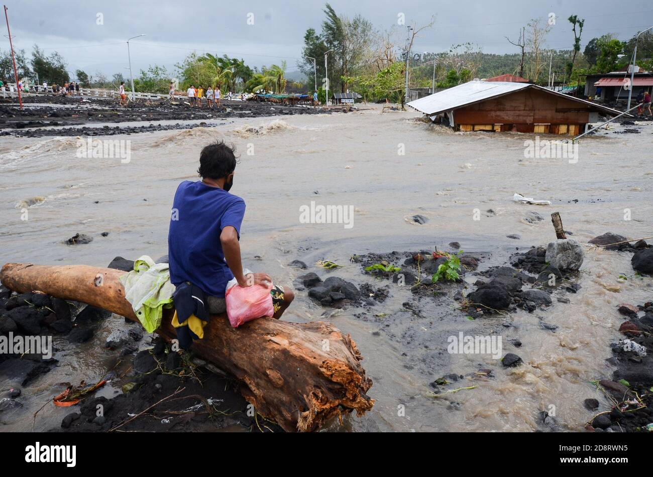Province d'Albay, Philippines. 1er novembre 2020. Un homme regarde une maison submergée dans les eaux d'inondation causées par les fortes pluies du typhon Goni dans la province d'Albay, aux Philippines, le 1er novembre 2020. Le Super Typhon Goni a fait son entrée dimanche dans la partie sud de l'île principale de Luzon aux Philippines avec des « vents violents catastrophiques et des pluies torrentielles intenses », déclenchant des inondations soudaines et des glissements de terrain qui ont tué au moins quatre personnes. Credit: STR/Xinhua/Alay Live News Banque D'Images
