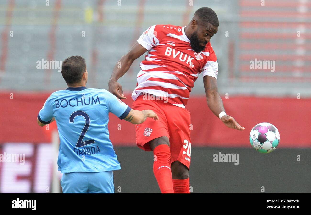 01 novembre 2020, Bavière, Würzburg: Football: 2ème Bundesliga, FC Würzburger Kickers - VfL Bochum, 6ème jour de match, FlyerAlarm-Arena Würzburg: La Würzburg Ridge Munsy (l) joue contre Christian Gamboa de Bochum. Photo: Timm Schamberger/dpa - NOTE IMPORTANTE: Conformément aux règlements de la DFL Deutsche Fußball Liga et de la DFB Deutscher Fußball-Bund, il est interdit d'exploiter ou d'exploiter dans le stade et/ou à partir du jeu pris des photos sous forme d'images de séquence et/ou de séries de photos de type vidéo. Banque D'Images