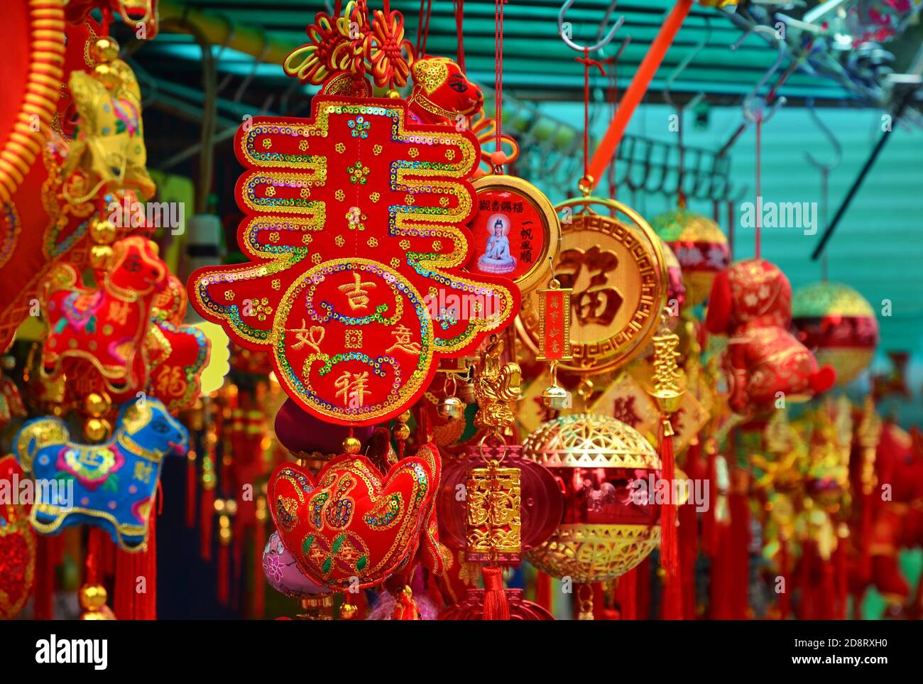 Hong Kong-5 février 2019 : On voit des gens choisir les décorations du nouvel an chinois aux stands à l'extérieur du Temple Wong Tai Sin le premier jour de CH Banque D'Images