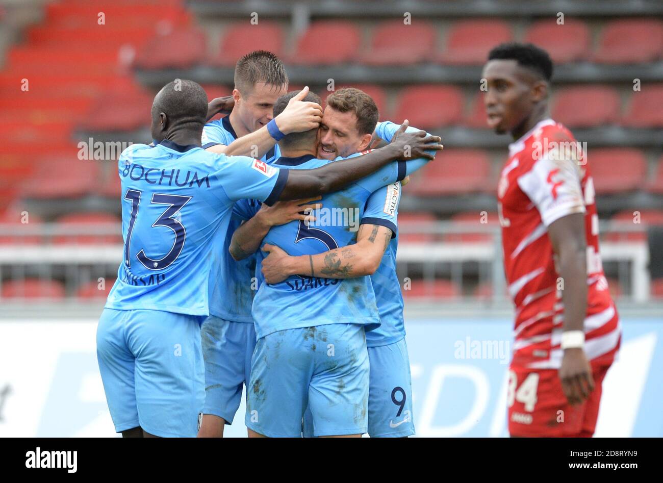 01 novembre 2020, Bavière, Würzburg: Football: 2ème Bundesliga, FC Würzburger Kickers - VfL Bochum, 6ème jour de match, FlyerAlarm-Arena Würzburg: Danilo Soares (M) de Bochum cheque avec ses coéquipiers pour son but de 1:2. Photo: Timm Schamberger/dpa - NOTE IMPORTANTE: Conformément aux règlements de la DFL Deutsche Fußball Liga et de la DFB Deutscher Fußball-Bund, il est interdit d'exploiter ou d'exploiter dans le stade et/ou à partir du jeu pris des photos sous forme d'images de séquence et/ou de séries de photos de type vidéo. Banque D'Images