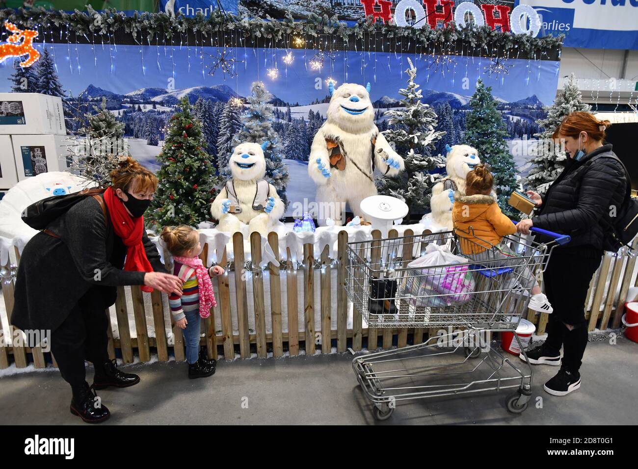 Shrewsbury, Shropshire, Royaume-Uni 1er novembre 2020. Avec le nombre de jours de shopping à Noël, les familles inconnues commencent leurs achats de Noël tôt avant le verrouillage commence jeudi. L'esprit festif de ce magasin Shrewsbury ne manquait pas. Crédit : David Bagnall/Alay Live News Banque D'Images