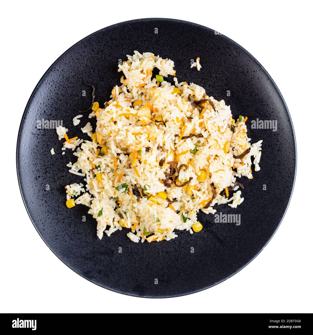 cuisine chinoise - vue de dessus du riz au jasmin bouilli avec œufs et légumes frits (champignons, carottes, graines de maïs, oignons verts) sur plaque noire isolée Banque D'Images