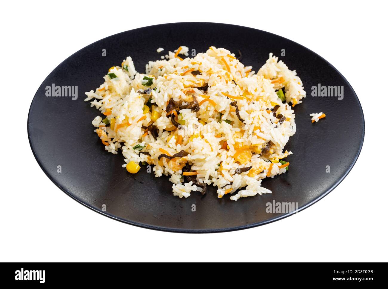 cuisine chinoise - riz au jasmin bouilli avec œuf et légumes frits (champignons, carottes, graines de maïs, oignons verts) sur une assiette noire isolée sur la ba blanche Banque D'Images