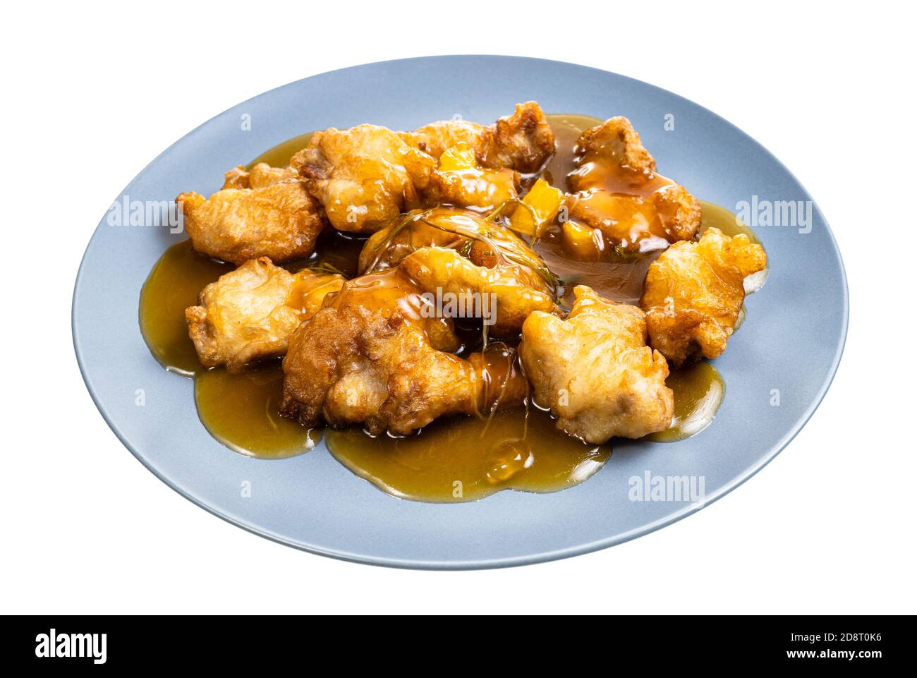 cuisine chinoise - porc à la sauce orange (filet de porc en tranches poêlé dans de la pâte à frire avec une sauce à l'orange et garni de coriandre) sur plaque bleue isolée o Banque D'Images