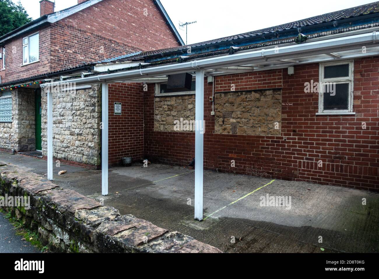 Espace fumeur à l'extérieur d'un club de travail pour hommes à North Anston, dans le Yorkshire. Banque D'Images