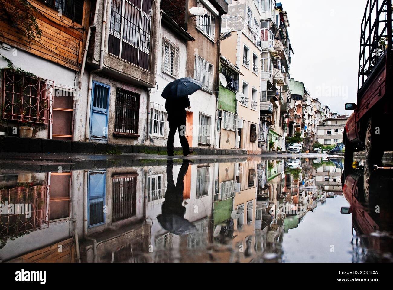 Réflexion de la vieille ville et homme avec parapluie. İstanbul réflexion. Banque D'Images