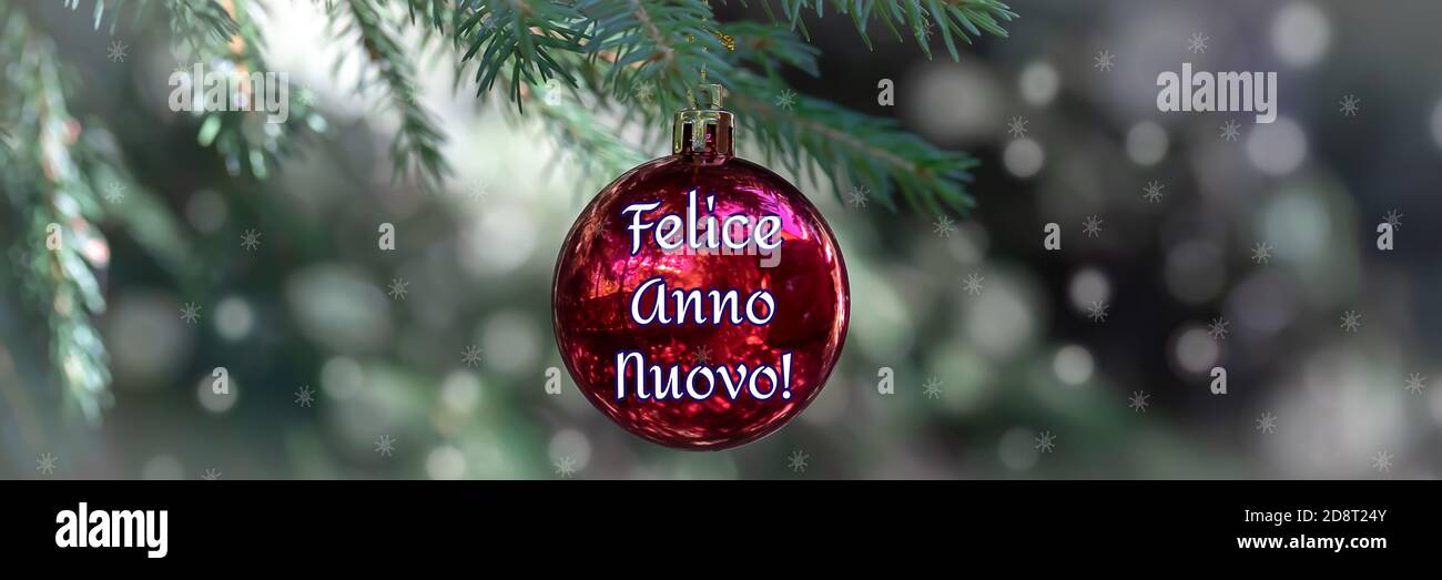 Voeux de Noël en italien signifie bonne année sur boules rouges floues avec réflexion décorer les branches vertes de l'arbre de Noël. Hol hiver Banque D'Images