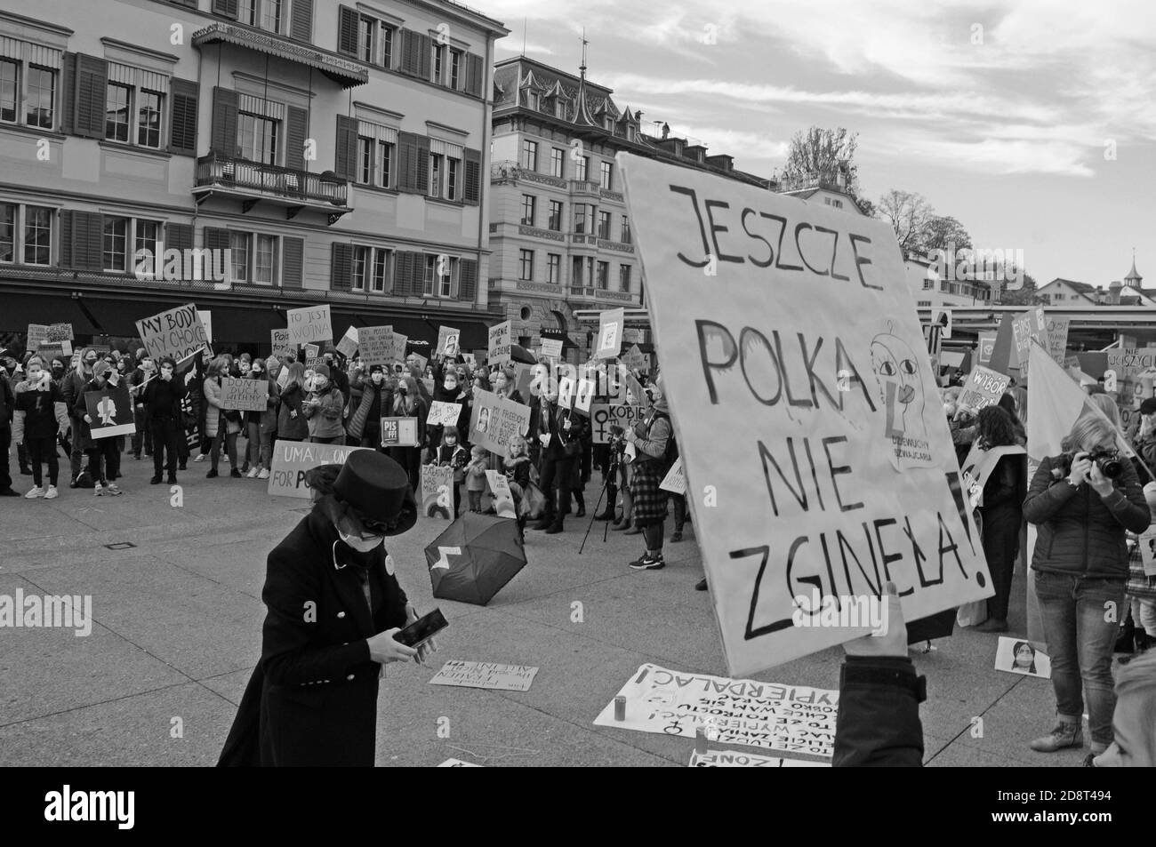 Des femmes polonaises protestent à Zurich et ailleurs dans La Suisse ainsi que dans d'autres pays contre le projet amendement oft l'avortement la Banque D'Images