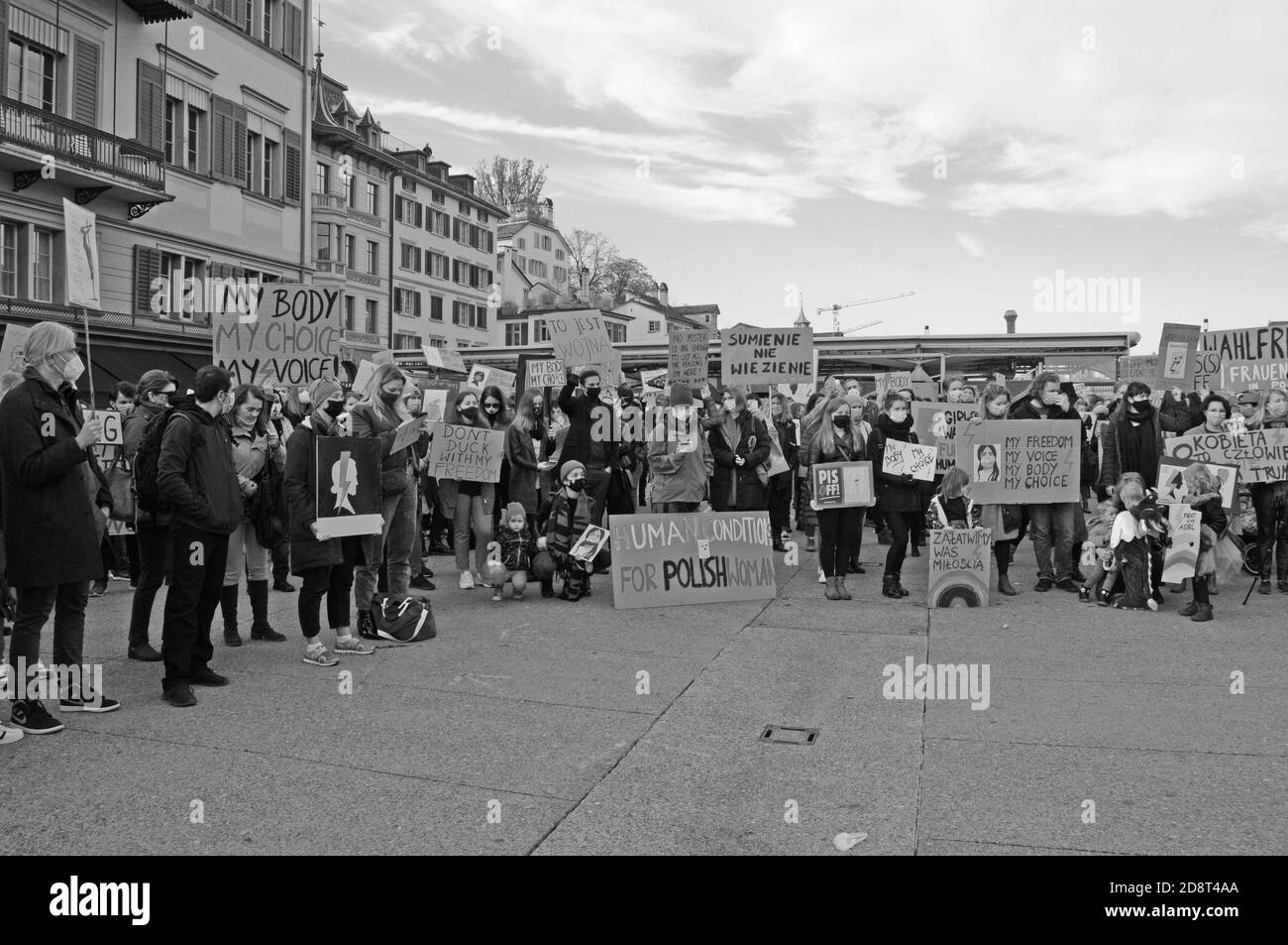 Des femmes polonaises protestent à Zurich et ailleurs dans La Suisse ainsi que dans d'autres pays contre le projet amendement oft l'avortement la Banque D'Images